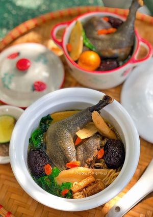 Hình của món Mì Gà Ác Tiềm Thuốc Bắc.