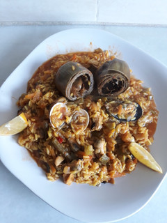 Una foto de Arroz con alcachofas y moluscos