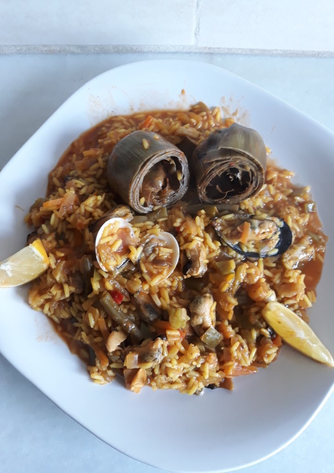 Una foto de Arroz con alcachofas y moluscos