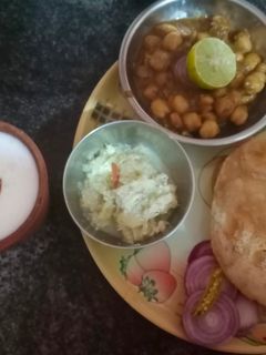 छोले भटूरे विथ कुल्लड़ वाली लस्सी (Chole bhature with kulhad wali lassi recipe in hindi) रेसिपी मुख्य फोटो