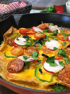 Una foto de Pizza de nachos en sartén de hierro