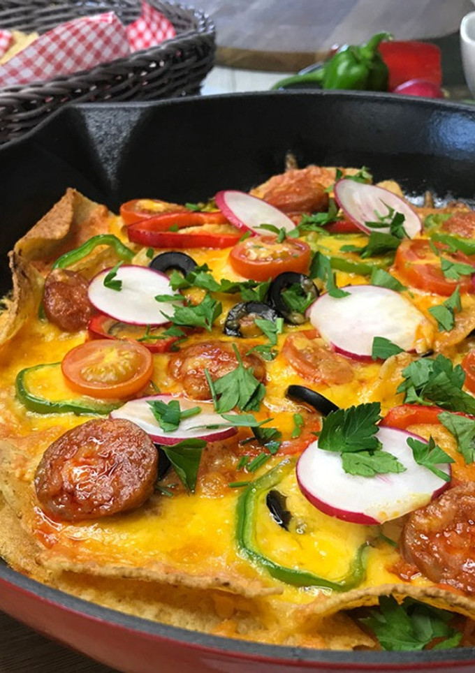 Una foto de Pizza de nachos en sartén de hierro