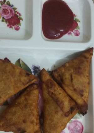 A picture of Chicken veg and mac samosa.