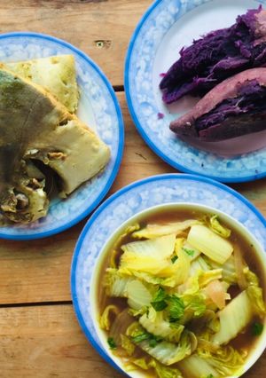 Hình của món Bữa ăn tiết kiệm: khoai lang tím luộc, cá chim biển trắng hấp, canh cải thảo.