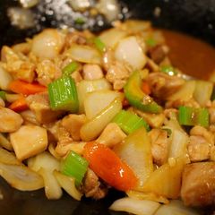 A picture of Chicken & Veg Stir Fry with Oyster Garlic Sriracha Sauce.