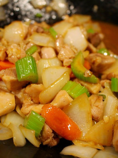 A picture of Chicken & Veg Stir Fry with Oyster Garlic Sriracha Sauce.