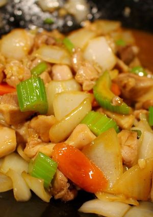 A picture of Chicken & Veg Stir Fry with Oyster Garlic Sriracha Sauce.