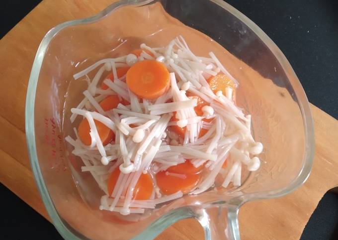 Cara Gampang Menyiapkan 136. Sayur Bening Wortel Jamur Enoki, Bisa Manjain Lidah