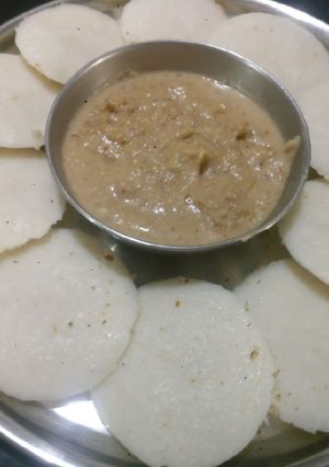 इडली और सिंग दाने की चटनी (Idli aur sing dane ki chutney recipe in Hindi) रेसिपी मुख्य फोटो