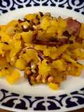 Tallarines cortos de calabaza con piñones y bacon