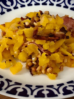 Una foto de Tallarines cortos de calabaza con piñones y bacon