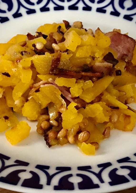 Una foto de Tallarines cortos de calabaza con piñones y bacon