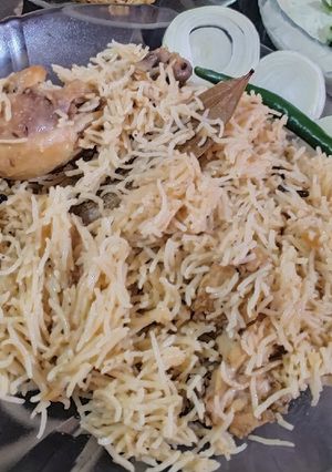 A picture of Chicken Yahkni Pulao.