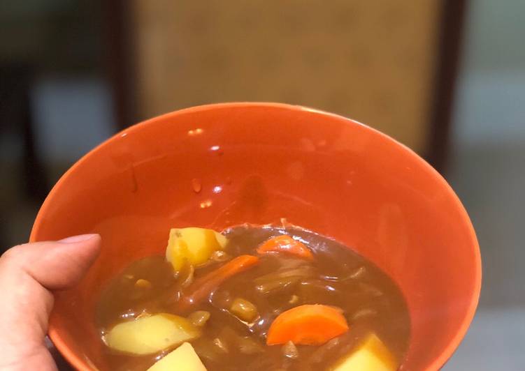 Saus Curry dengan Kentang dan Wortel dengan nasi dan ikan goreng