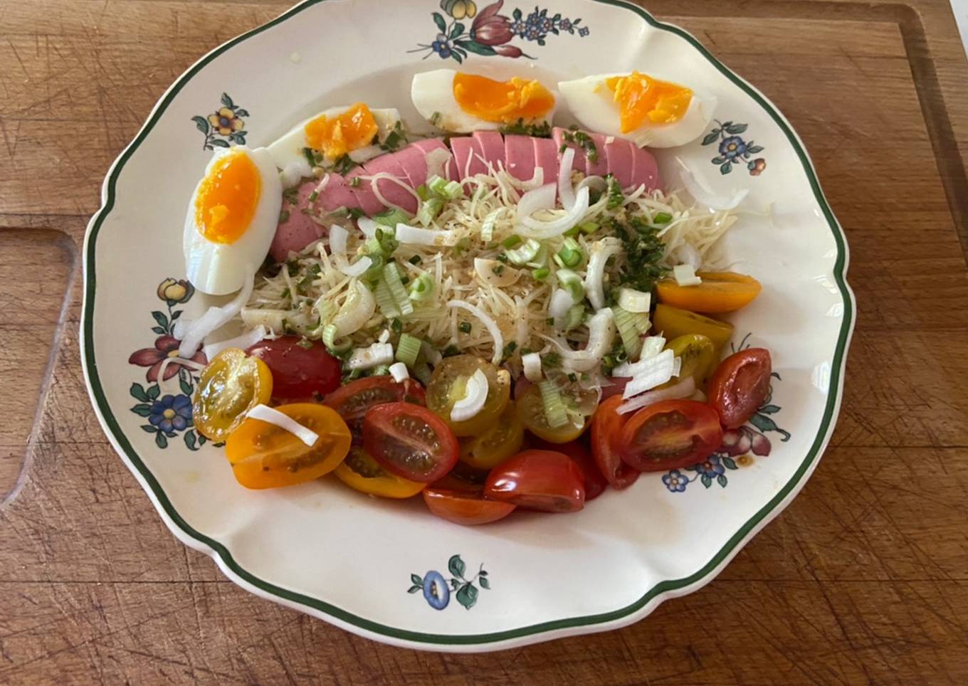 Salade cervelas avec fromage râpée
