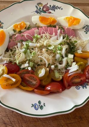 Une photo de Salade cervelas avec fromage râpée