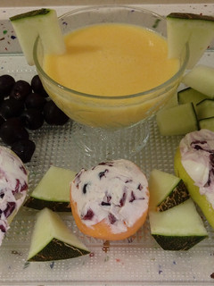 Una foto de Melocotones y peras rellenos de mascarpone con cerezas y smoothie de papaya y melón