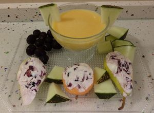 Foto principal de Melocotones y peras rellenos de mascarpone con cerezas y smoothie de papaya y melón