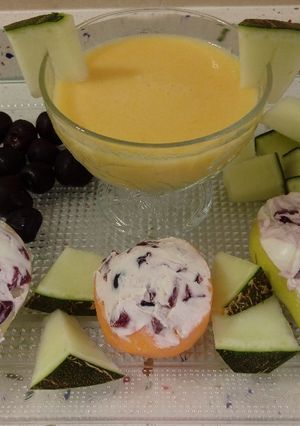 Una foto de Melocotones y peras rellenos de mascarpone con cerezas y smoothie de papaya y melón