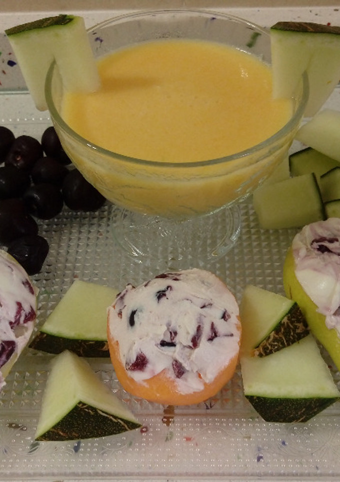 Una foto de Melocotones y peras rellenos de mascarpone con cerezas y smoothie de papaya y melón