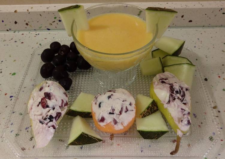 Melocotones y peras rellenos de mascarpone con cerezas y smoothie de papaya y melón