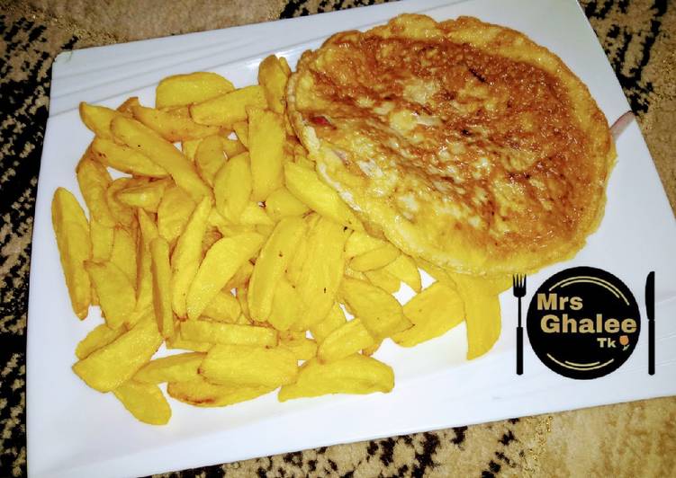 Simple Way to Prepare Homemade Chips with fry egg