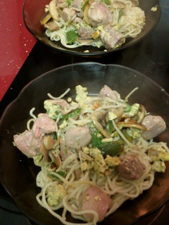 Una foto de Noodles con verdura y pavo🍲