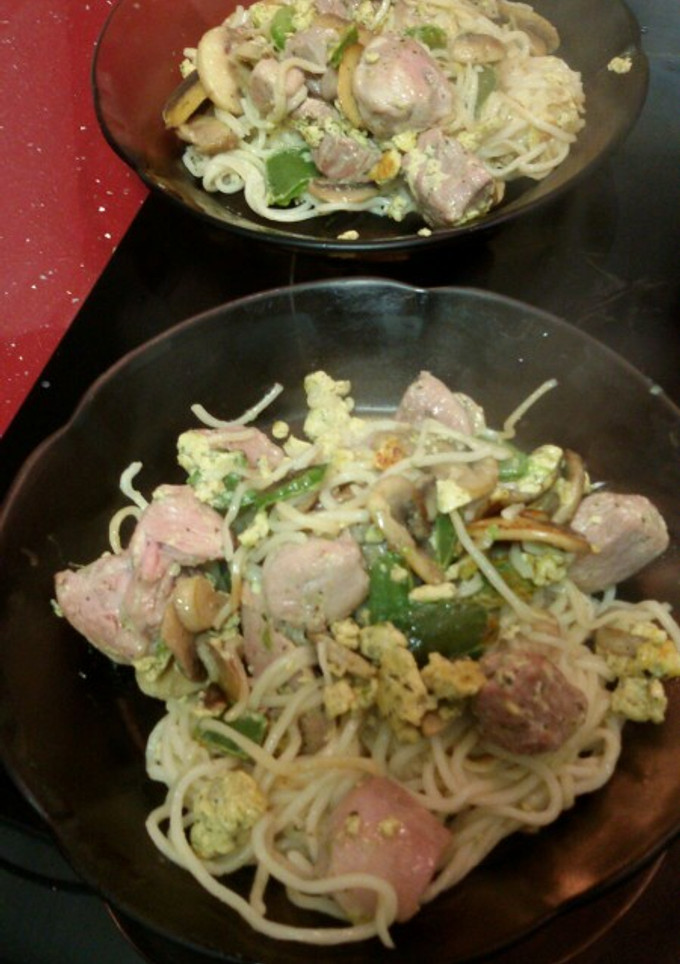 Una foto de Noodles con verdura y pavo🍲