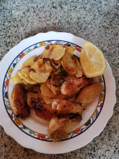 Una foto de Alitas de pollo fritas con patatas panaderas🥔🧅🌶️🍖🍗