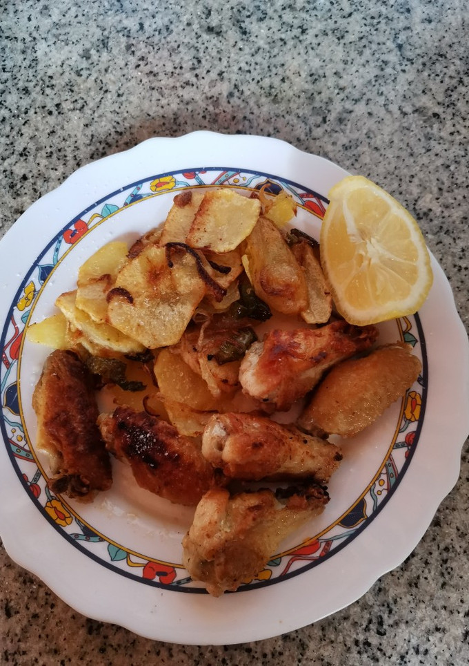 Una foto de Alitas de pollo fritas con patatas panaderas🥔🧅🌶️🍖🍗
