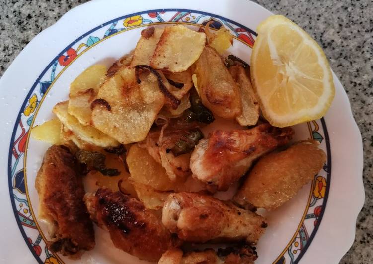 Alitas de pollo fritas con patatas panaderas🥔🧅🌶️🍖🍗