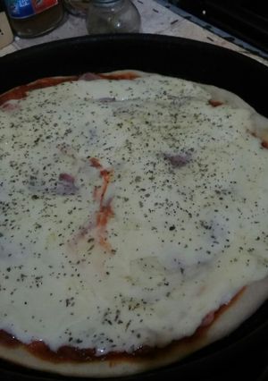 Una foto de Pizza con jamón y queso