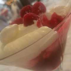 Una foto de Espuma de yogur con coulis de frutos rojos