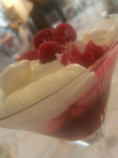 Una foto de Espuma de yogur con coulis de frutos rojos