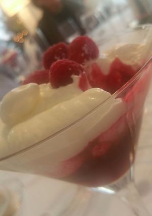 Una foto de Espuma de yogur con coulis de frutos rojos