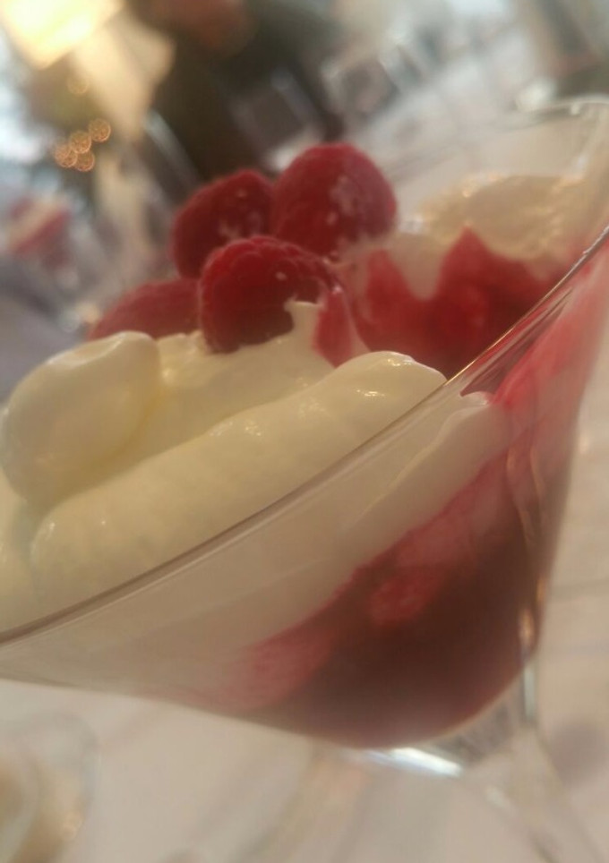 Una foto de Espuma de yogur con coulis de frutos rojos
