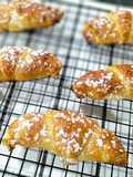 Croissant hojaldrado relleno de crema de almendra