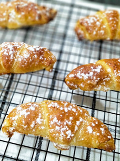 Una foto de Croissant hojaldrado relleno de crema de almendra