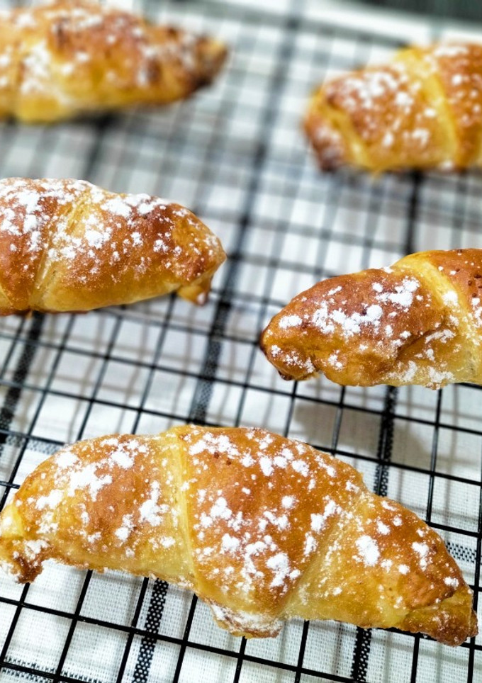 Una foto de Croissant hojaldrado relleno de crema de almendra