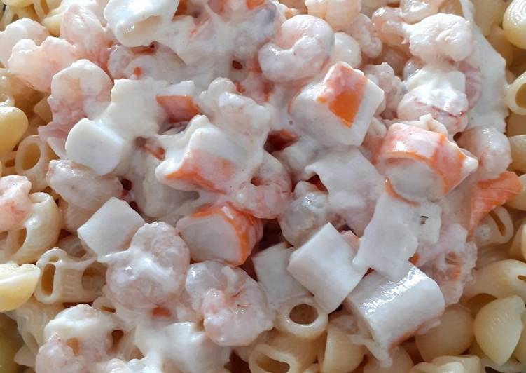 Pasta con salsa de gambitas y surimi