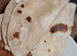 Una foto de Quesadillas con queso de hebra😋