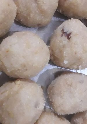 मावे के लड्डू (mawe ke ladoo recipe in Hindi) रेसिपी मुख्य फोटो