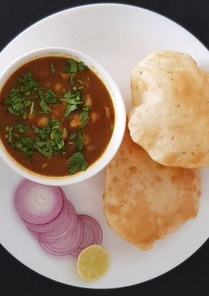 A picture of Chhole Bhature.