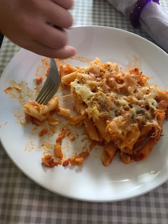 Una foto de Macarrones con atún y costra de quesos y huevo