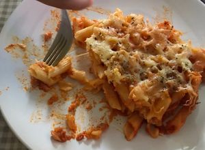 Foto principal de Macarrones con atún y costra de quesos y huevo