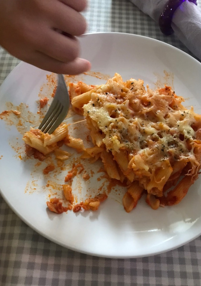 Una foto de Macarrones con atún y costra de quesos y huevo