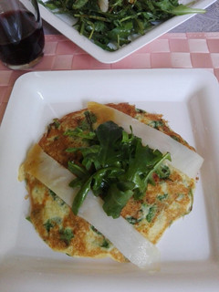 Una foto de Fletán ahumado sobre blinis de patata