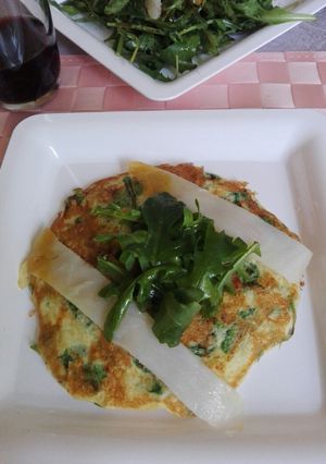 Una foto de Fletán ahumado sobre blinis de patata