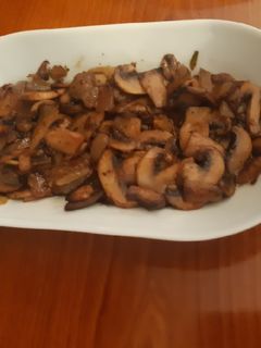 Una foto de Champiñón con cebolla