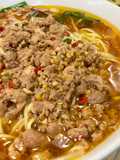 Noodles picantes com carne picada